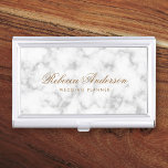 Der Schriftart aus weißem Marmor ist elegant in Ka Visitenkarten Dose<br><div class="desc">Eleganter Visitenkartenhalter mit Ihrem Namen in einem eleganten Kalligraphieskript-Schriftart mit dem unten stehenden Titel auf einem gedruckten Marmorhintergrund</div>