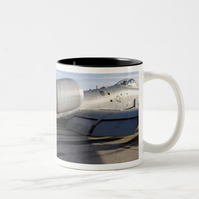 Der Schwanz eines A-10-Thunderbolls II Zweifarbige Tasse (Rechts)