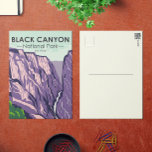 Der Schwarze Canyon des Gunnison-Nationalparks Vin Postkarte<br><div class="desc">Black Canyon Vektorgrafik Design. Der Park umgibt einen Teil einer tiefen,  steilen Schlucht,  die durch den prächtigen Felsen des Gunnison River gehauen wurde. Die Tierwelt umfasst Maultier,  Elch und Goldadler.</div>