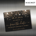 Der schwarze Glitzer zum Geburtstag speichert den  Magneteinladung<br><div class="desc">Eine Save the Date und trendige Magnetkarte für eine Geburtstagsfeier. Ein schwarzer Hintergrund mit goldenem Imitat Glitzer,  Glitzern. Personalisieren und fügen Sie Datum und Namen hinzu. Goldene Buchstaben. Der Text: Save the Date wird mit einem großen angesagten,  handgeschriebenen Stilskript mit Swashes geschrieben.</div>