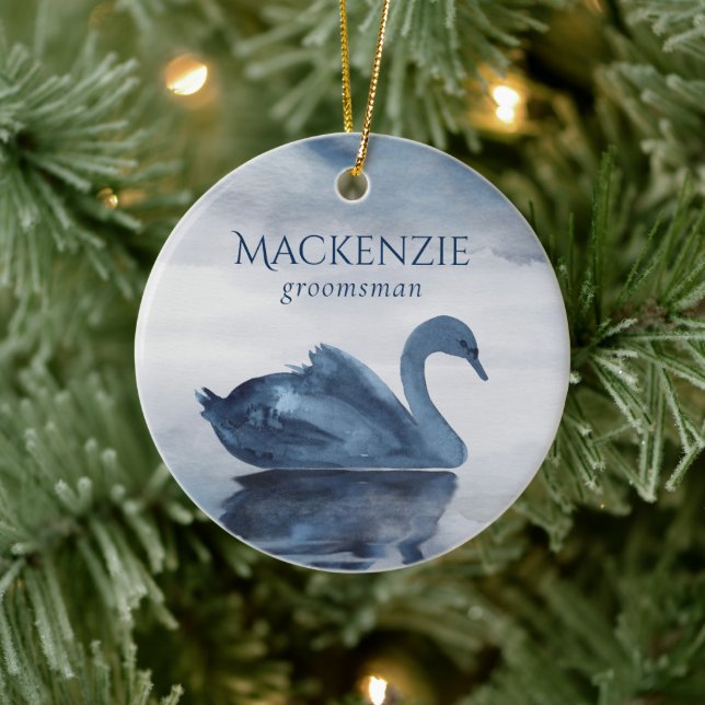 Der See | Dusty Blue Swan Trauzeuge Keramik Ornament (Baum)