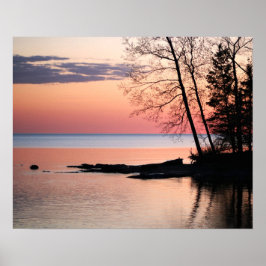 Der See Horizon mit Bäumen am See bei Morgendämmer Poster