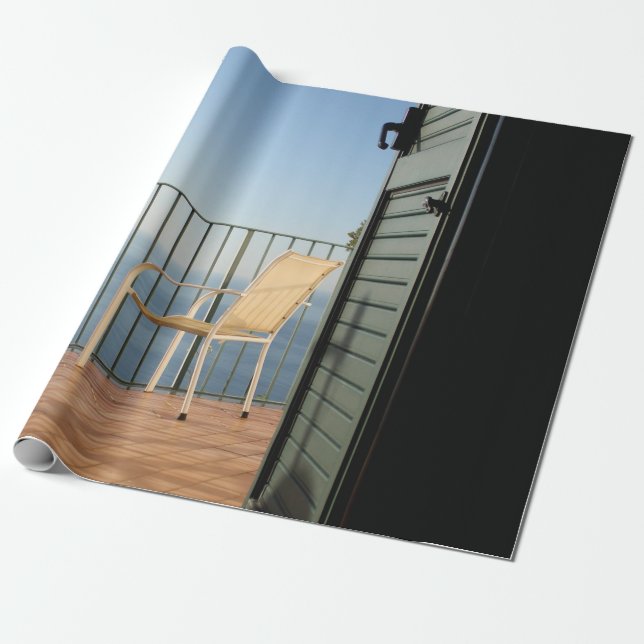 Der Sessel aus weißem Metall neben dem Zaun Geschenkpapier (Ungerollt)