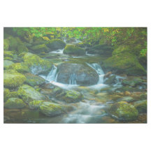 Der smaragdgrüne Fluss des irischen Baches