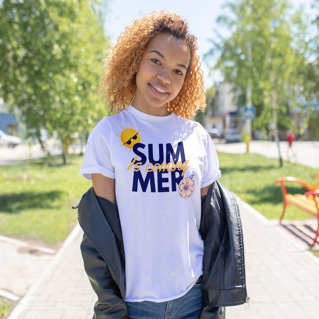 Der Sommer kommt marineblaue Schriftart rosa Blume T-Shirt (Von Creator hochgeladen)