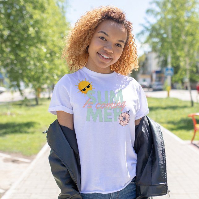 Der Sommer kommt mit blauer Typografie und rosa Wi T-Shirt (Von Creator hochgeladen)