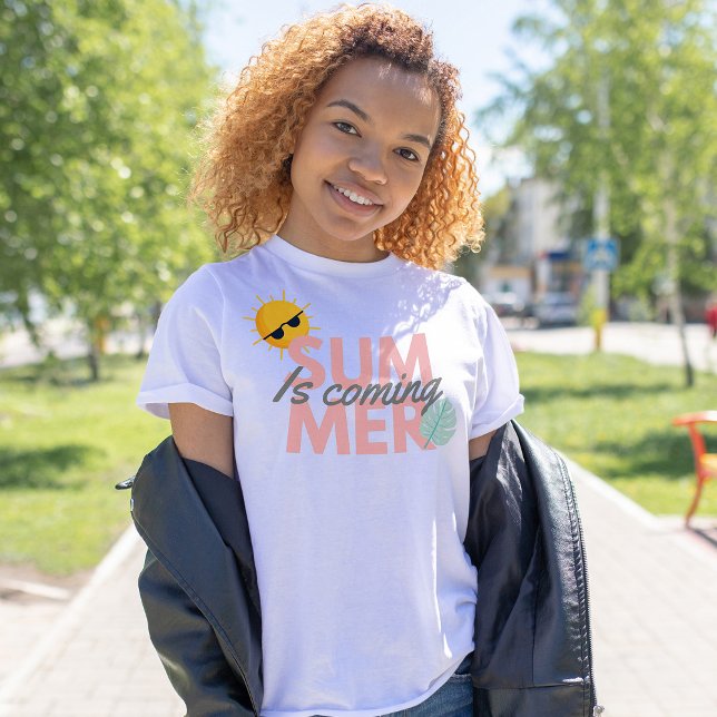 Der Sommer kommt mit rosa und grau Typografie und  T-Shirt (Von Creator hochgeladen)