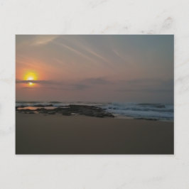 Der Sonnenaufgang über einem Felsenpool am Meer Postkarte