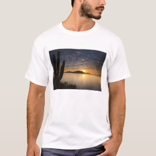 Der Sonnenaufgang über Isla Danzante im Golf von T-Shirt