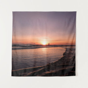 Der Sonnenuntergang am Strand ist dunkel, hell und Wandteppich