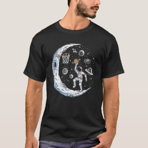 Der sonnige Astronaut auf dem Mond spielt Basketba T-Shirt