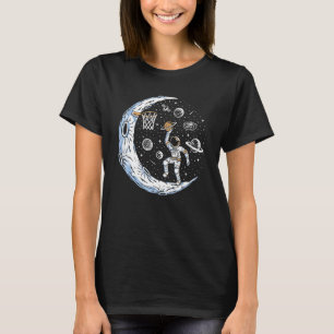 Der sonnige Astronaut auf dem Mond spielt Basketba T-Shirt