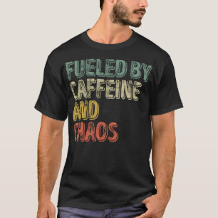Der sonnige Kaffee wird durch Koffein und Chaos an T-Shirt