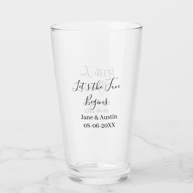 der Spaß beginnt Hochzeitspaar Name Datum einfach Glas (Vorderseite)