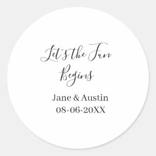der Spaß beginnt Hochzeitspaar Name Datum einfach Runder Aufkleber