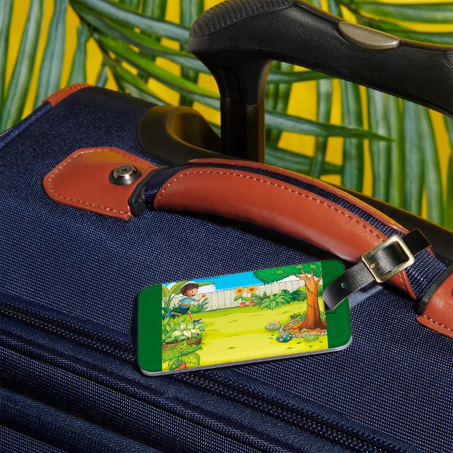 Der spielerische Junge, der in einem üppig grünen  Gepäckanhänger (Von Creator hochgeladen)