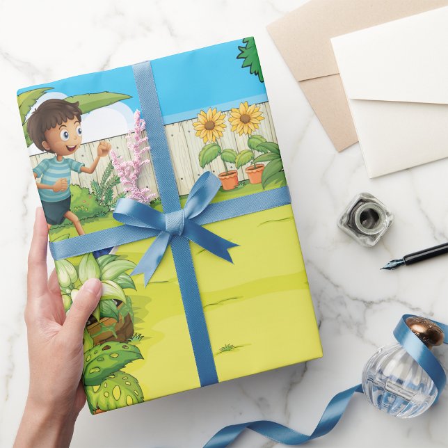 Der spielerische Junge, der in einem üppig grünen  Geschenkpapier (Von Creator hochgeladen)