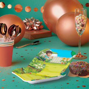 Der spielerische Junge, der in einem üppig grünen Pappteller