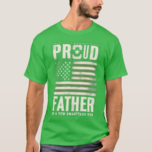 Der stolze Vater eines kleinen Smartass-Kindes unt T-Shirt