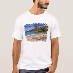Der Strand des Pigeon Island Nationalparks T-Shirt