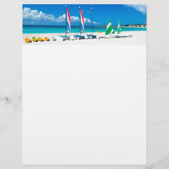 Der Strand des Resorts mit Booten (Vorderseite)