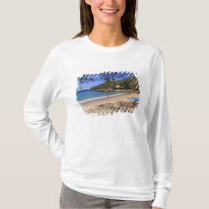 Der Strand im Pigeon Island Nationalpark T-Shirt
