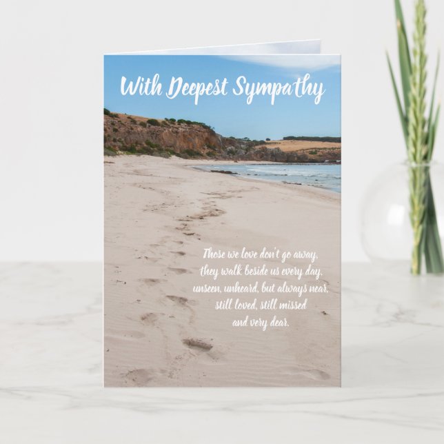 Der Strand mit Fußabdrücken im Beileid. Karte (Vorderseite)