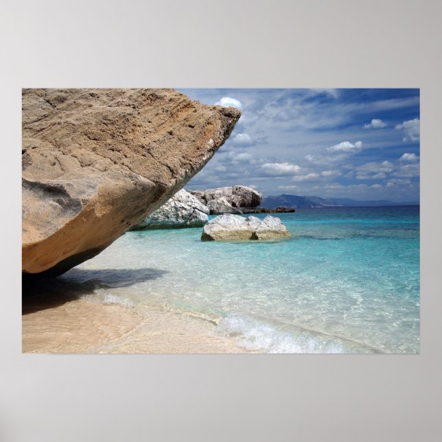 Der Strand von Sardinien mit einem großen Plakat a (Vorne)