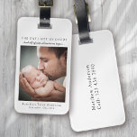 Der Tag, an dem ich mein Foto zum Vater traf Gepäckanhänger<br><div class="desc">Fügen Sie ein Foto Ihres Babys an dem Tag,  an dem sie ihren Vater kennengelernt haben,  sowie ihren Namen und ihr Geburtsdatum für ein Geschenk hinzu,  das der reisende Vater für immer schätze!</div>