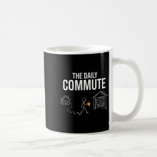 Der tägliche Pendelverkehr lustiger Holzarbeiter S Kaffeetasse