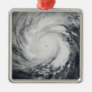 Der Taifun Faxai im Western des Pazifischen Ozeans Silbernes Ornament