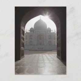 Der Taj Mahal, der durch die Eingangstür zum Postkarte