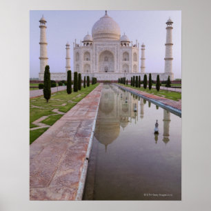 Der Taj Mahal spiegelt sich perfekt in der Stille  Poster