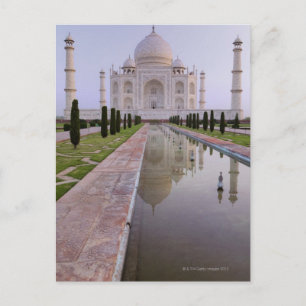 Der Taj Mahal spiegelt sich perfekt in der Stille  Postkarte
