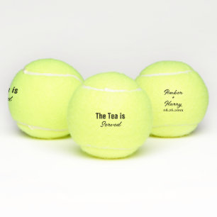 Der Tee wird serviert Lustiger Wortwitz Monogramm Tennisbälle