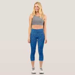 Der Torso und die Beine einer Frau in blauen Capri Leggings