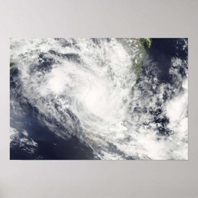 Der tropische Cyclone Fami liegt über Madagaskar Poster (Vorne)
