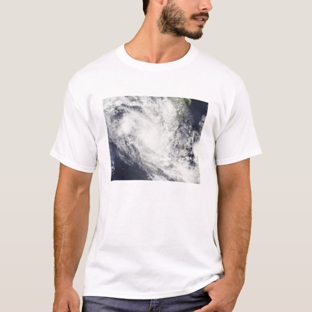 Der tropische Cyclone Fami liegt über Madagaskar T-Shirt (Vorderseite)