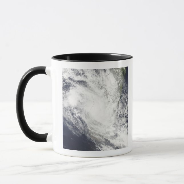 Der tropische Cyclone Fami liegt über Madagaskar Tasse (Links)
