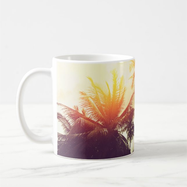 Der tropische Strand mit Palmenblättern Kaffeetasse (Links)