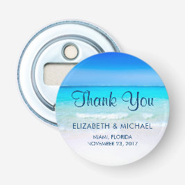 Der tropische Strand mit türkisfarbenem Meer ist b Flaschenöffner