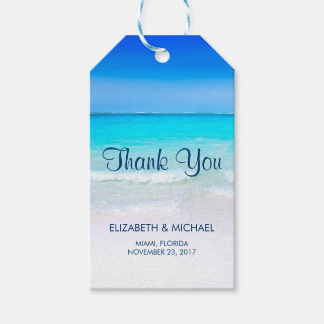 Der tropische Strand mit türkisfarbenem Meer ist b Geschenkanhänger (Vorderseite)