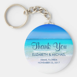 Der tropische Strand mit türkisfarbenem Meer ist b Schlüsselanhänger