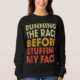 Der türkische Trot läuft das Rennen, bevor er mir Sweatshirt