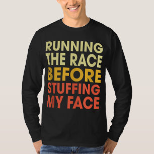 Der türkische Trot läuft das Rennen, bevor er mir T-Shirt
