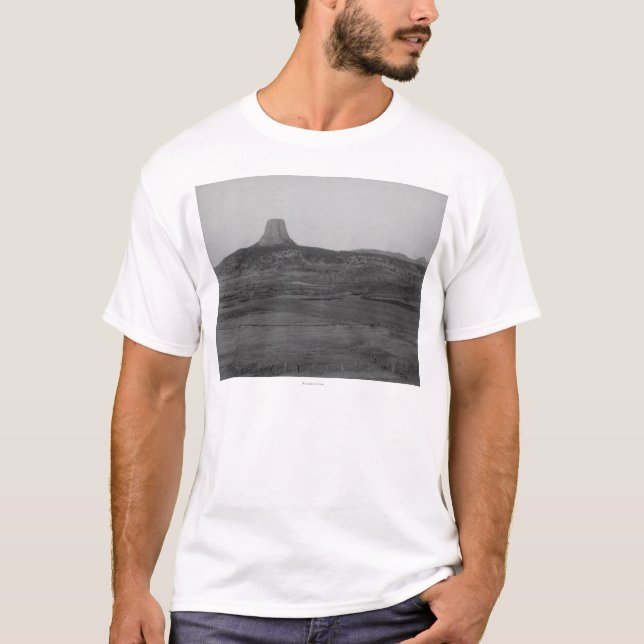 Der Turm des Teufels 2 Meilen entfernt mit Ranch T-Shirt (Vorderseite)