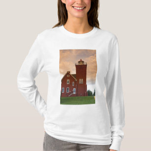 Der Two Harbors Leuchtturm mit Blick auf die Agate T-Shirt
