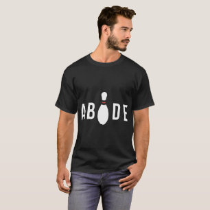Der Typ bietet T - Shirt für Bowling-Spiele