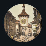 Der Uhrturm, Bern, Stadt, Schweiz Vintag Magnet<br><div class="desc">Ein großartiger, seltener Fotografen-Druck des Uhrturms, Bern, Stadt, Schweiz. Fotochrom oder 'Aac-Prozess' ist der Prozess, durch den kolorierte Bilder aus schwarz-weißen fotografischen Negativen durch den direkten fotografischen Transfer eines Negativs auf lithographische Teller produziert werden. Das verleiht ihm eine großartige Textur, Tiefe und lebhafte Farbenvielfalt, die in unseren Designs herausragend ist....</div>