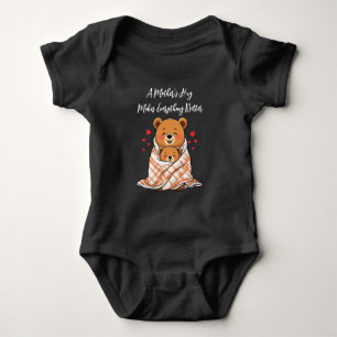 Der Umarmung einer Mutter macht alles besser Baby Strampler